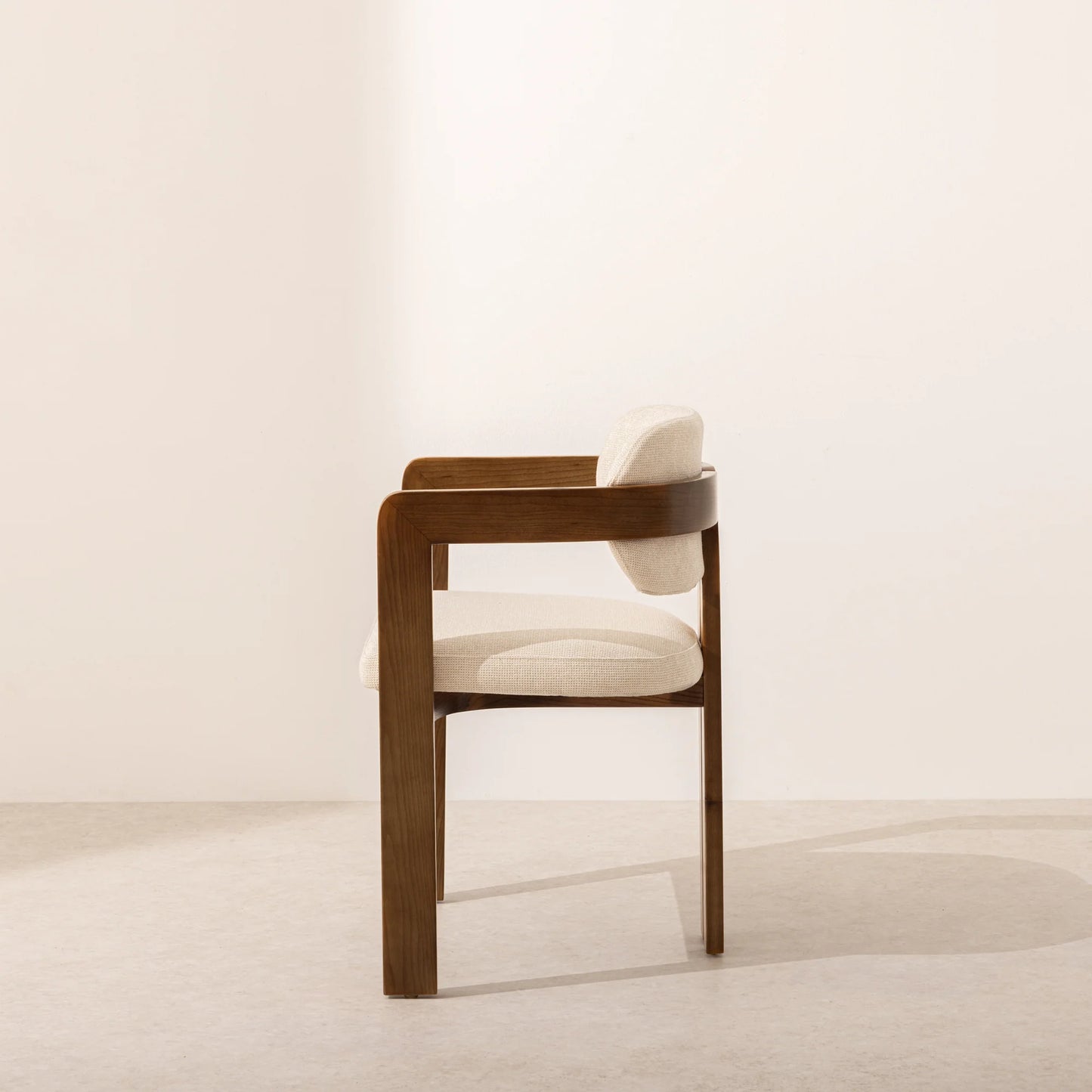 Chaise de salle à manger incurvée en noyer